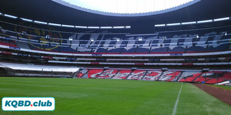 Mặt sân cỏ lai công nghệ cao đang được lắp đặt tại Estadio Azteca để chuẩn bị cho World Cup 2026