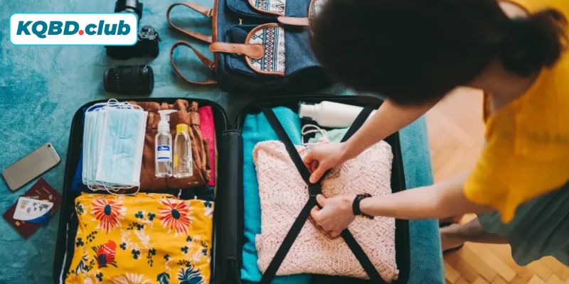 Quần áo nhẹ và thoải mái cùng với kem chống nắng và nước uống là điều cần thiết.